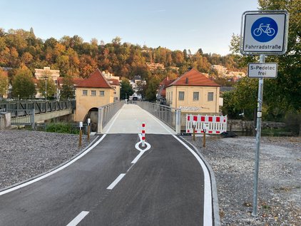 Fahrradweg über Brücke mit "S-Pedelec frei" Schild