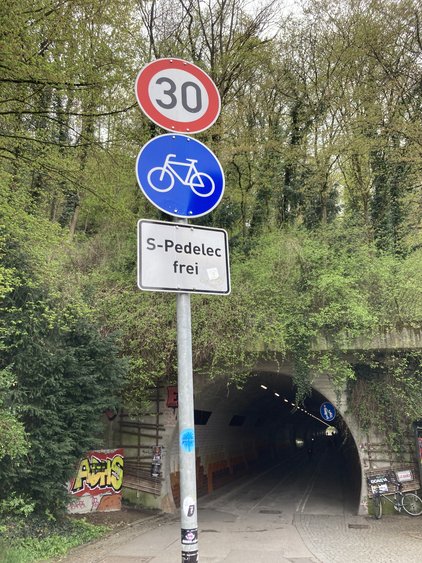 Fahrradweg durch Tunnel mit "S-Pedelec frei" Schild